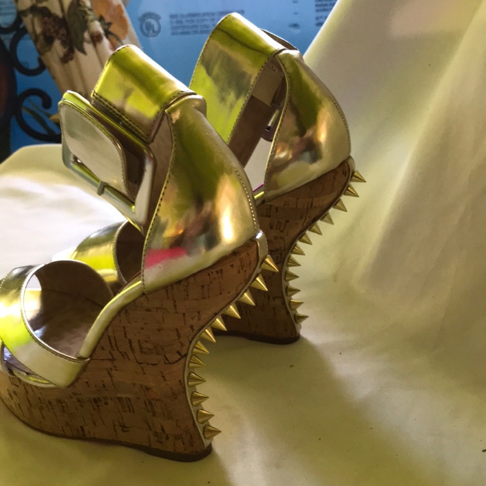 Betsy Johnson wedges 7 - Picture 6 of 8